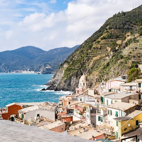 イタリアのチンクテレにある海とベルナッツァ村の風景 — ストック写真