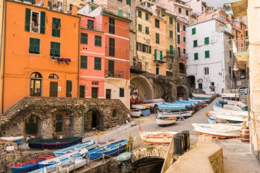 Riomaggiore 'da Habor, Cinque Terre, Liguria, İtalya' da bir balıkçı kasabası.