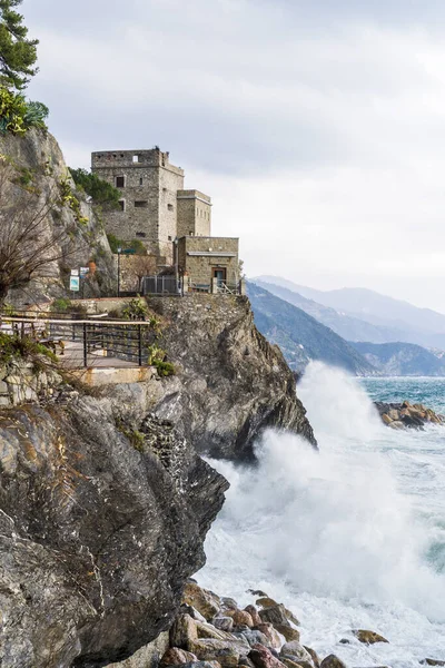 モンテレッソ マーレ チンケ リグーリア イタリアの海を見下ろすドーンタワー — ストック写真