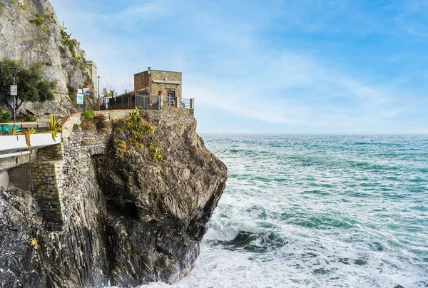 モンテレッソ マーレ チンケ リグーリア イタリアの海を見下ろすドーンタワー — ストック写真