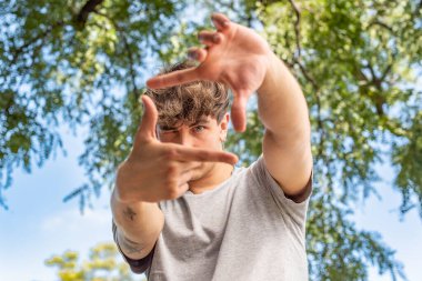 Fotoğrafı çerçeveleyen adam doğa arkaplanı