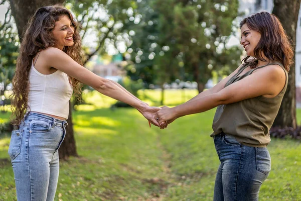 Lesbisches Paar Hält Händchen Und Schaut Einander — Stockfoto