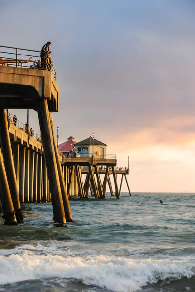 Huntington Beach, Kaliforniya - 3 Haziran 2016: Okyanus ve gün batımında Huntington Beach Pier 'in kısmi manzarası