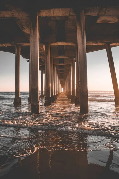 Kaliforniya, ABD 'deki Huntington Beach Rıhtımı manzarası