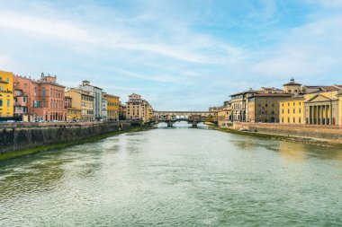 İtalya, Floransa 'daki Arno Nehri manzarası. Uzaklara, Ponte Vecchio