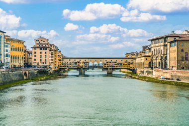 İkonik Ponte Vecchio manzarası, Arno Nehri üzerinde, Floransa, İtalya.