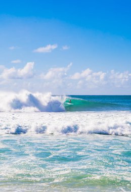 Oahu, Hawaii, ABD - 4 Nisan 2022: Pipeline, Oahu 'da sörf yapan bir sörfçü