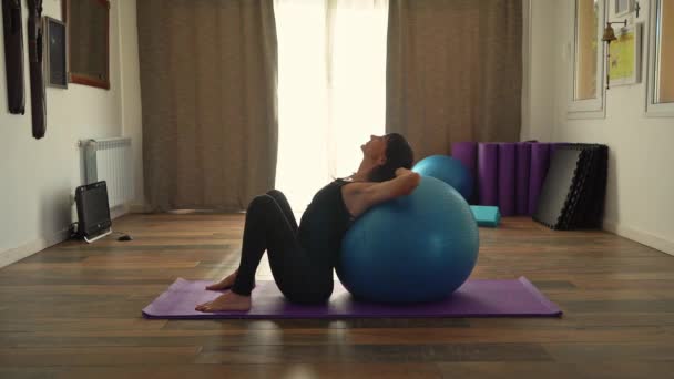Een Vrouw Strekt Haar Rug Uit Doet Ademhalingsoefeningen Een Yoga — Stockvideo