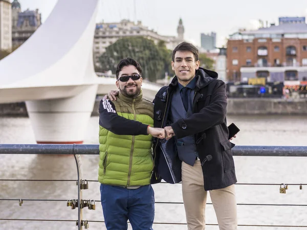 Két Férfi Barát Ölelkezik Miközben Puente Mujer Női Híd Közelében — Stock Fotó