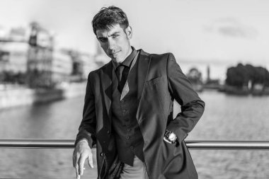 Nehir kenarında çekici bir adamın portresi. Siyah beyaz fotoğraf..