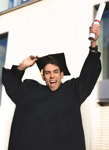 Alegre Sorrindo Graduado Homem Vestindo Vestido Levantando Seu Diploma — Fotografia de Stock