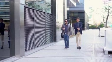 İki meslektaş sokakta yürürken geçen buluşmadan bahsediyorlar.