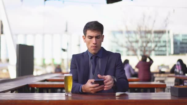 Чоловік Відповідає Повідомлення Свій Смартфон Сидячи Барі — стокове відео