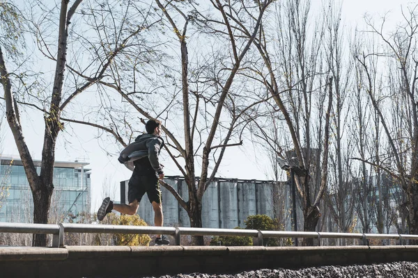 Вид Ззаду Мотивованого Красивого Чоловіка Біжить Зеленим Громадським Парком Копіювати — стокове фото