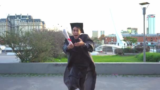 Feliz Homem Graduado Vestido Preto Mostrando Seu Diploma Para Câmera — Vídeo de Stock