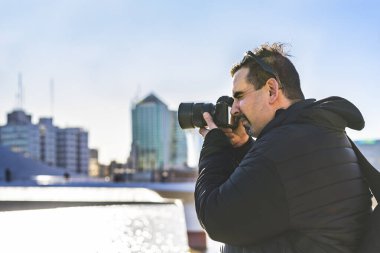 Gezgin fotoğrafçı Puerto Madero, Buenos Aires 'te fotoğraf çekiyor. Boşluğu kopyala.