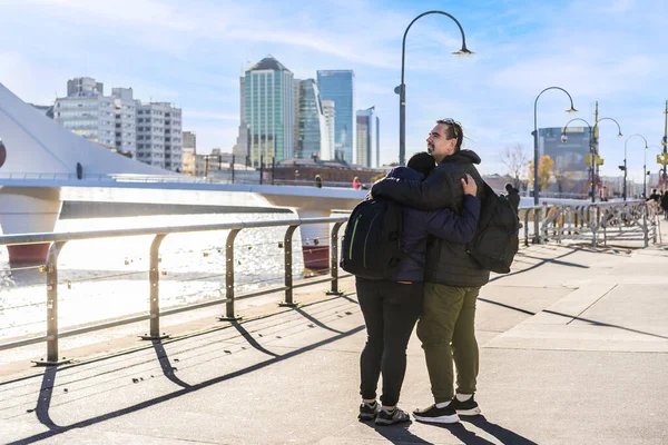 LGBT çifti dışarıda birbirlerine sarılıyorlar. Gezginler. Boşluğu kopyala
