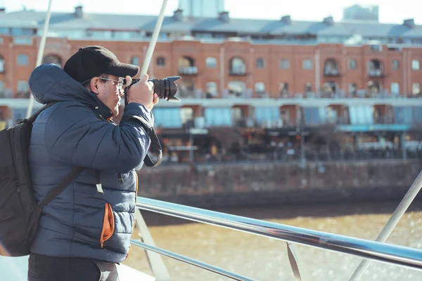 Buenos Aires, Arjantin 'de Puerto Madero' nun kanalında fotoğraf çeken gezgin fotoğrafçı. Boşluğu kopyala