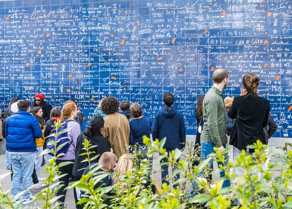 Paris, Fransa - 12 Mart 2023: Seni seviyorum duvarı Montmartre, Paris, Fransa 'da Jehan Rictus bahçe meydanında bir aşk temalı duvar..
