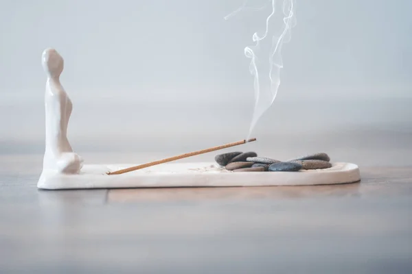 Bränner Aromatisk Rökelsepinne För Yoga Och Meditation Lugn — Stockfoto