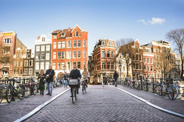 Άμστερνταμ Ολλανδία Μαρτίου 2023 Άνθρωποι Κάνουν Ποδήλατο Και Περπατούν Πάνω Φωτογραφία Αρχείου