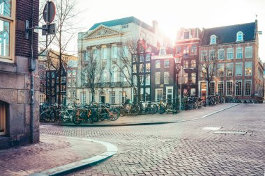 Tipik evler ve bisikletlerle dolu Amsterdam caddesi manzarası