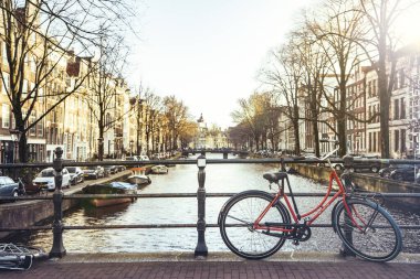 Amsterdam 'da bisiklet kanalı.