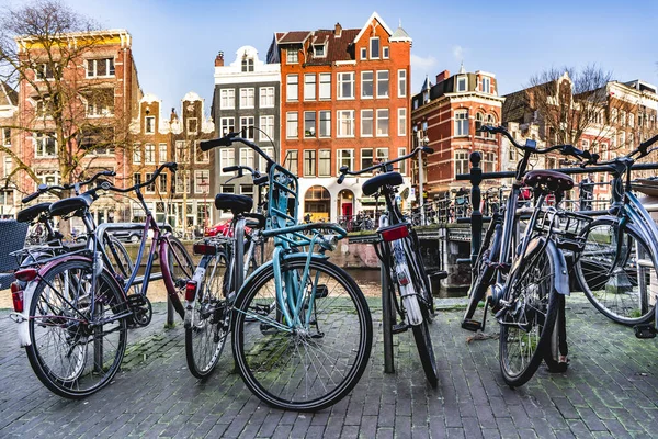 Ποδήλατα Σταθμευμένα Κοντά Κανάλι Στην Πόλη Του Άμστερνταμ Royalty Free Εικόνες Αρχείου