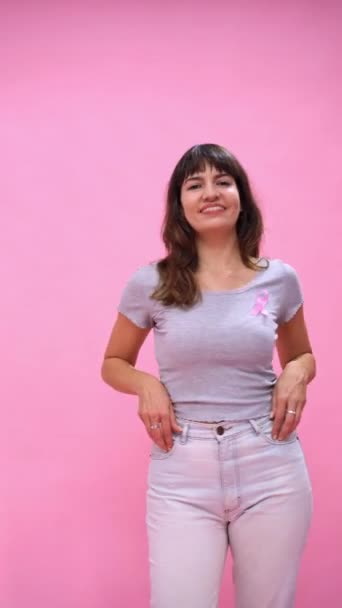 Kameraya Bakarken Pembe Kurdele Takan Bir Kadın Göğüs Kanseri Farkındalığı — Stok video