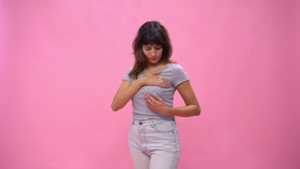 Göğüs Muayenesi Yapan Bir Kadın Pembe Arka Planda Göğüs Değişikliklerini — Stok video