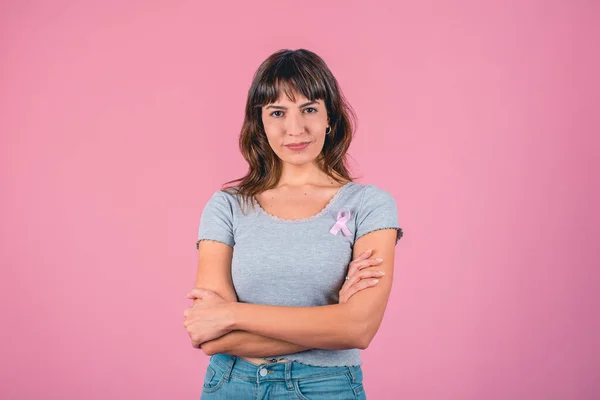 Ciddi kadın pembe göğüs kanseri farkındalığı kurdelesi takıyor..