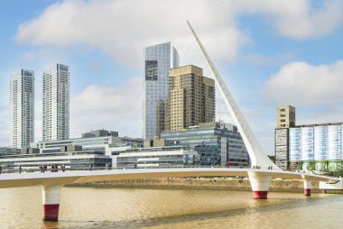 Buenos Aires, Arjantin / 9 Haziran 2023: Puerto Madero, Buenos Aires, Arjantin 'deki Kadın Köprüsü (Puente de la Mujer) ve şehir manzarası panoramik manzara