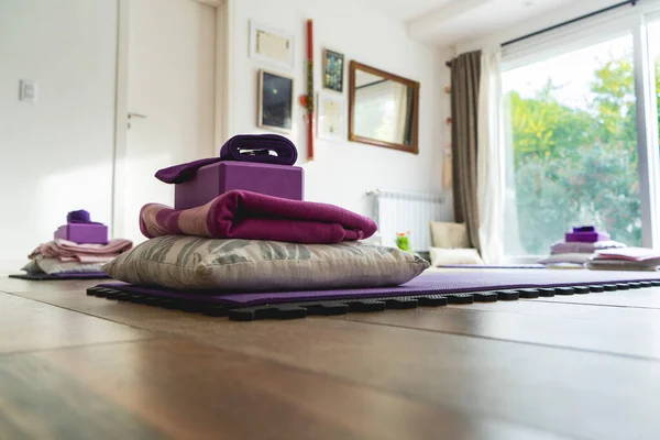 Yoga stüdyosunun düşük açılı çekimi. Boşluğu kopyala