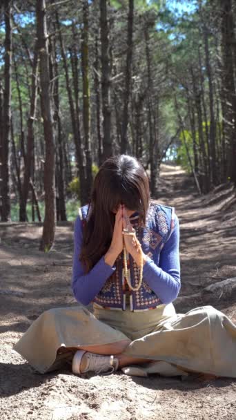 Elleri Sımsıkı Bağlı Bir Kadın Ormanda Meditasyon Yapıyor Dikey Çekim — Stok video