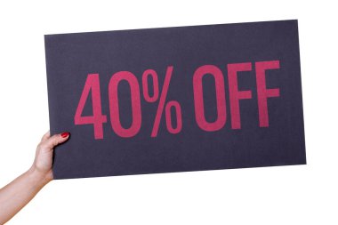 Kadının elinde şeffaf arka planda% 40 'lık siyah bir poster var. Stüdyo çekimi. Ticari konsept.