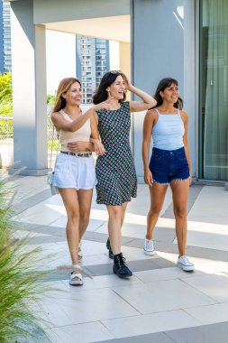 Üç arkadaş yeni bir yer keşfediyor.