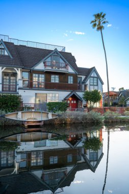 Venedik Kanalı ve Los Angeles, Kaliforniya 'daki pitoresk evleri. Dikey çekim