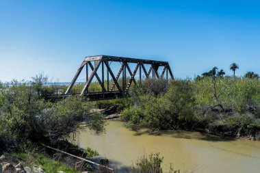 Ventura Nehri haliçleri ve bir demiryolu köprüsü