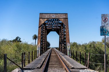 Ventura, California 'daki paslı demiryolu köprüsü