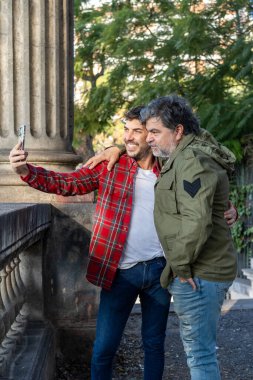 Eşcinsel bir çift selfie çekiyor. Dikey çekim