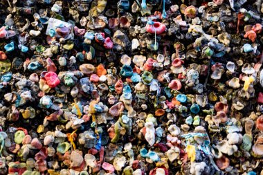 San Luis Obispo 'daki Bubble Gun Alley' nin duvarına yakın çekim. San Luis Obispo, Kaliforniya 'nın merkezindeki en tuhaf yerlerden biri.