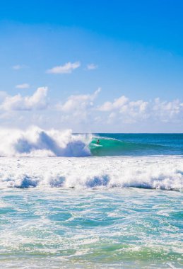 Pipeline, Oahu 'da dalgada sörf yapan bir sörfçü.