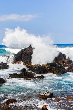 Deniz dalgaları Hookipa Sahili yakınlarındaki kayalara çarpıyor, Maui