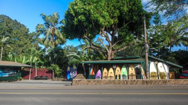 Haleiwa, Oahu, Hawaii, ABD - 19 Şubat 2022: Oahu 'nun kuzey kıyısındaki Haleiwa kasabasının günbatımı manzarası