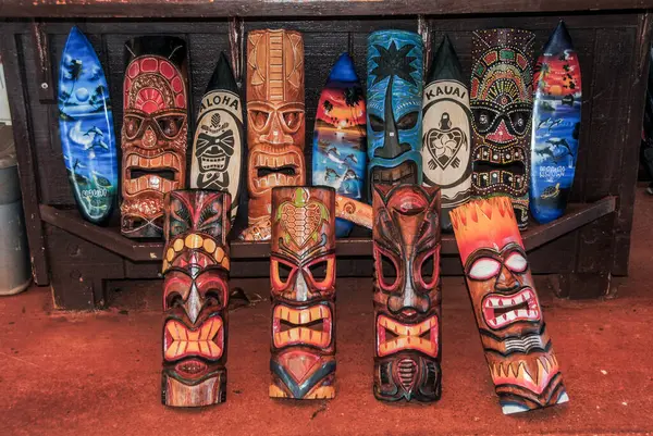 Hawaii, ABD - 19 Şubat 2018: Hawaii 'de Tiki maskeleri ve sörf tahtaları sergilendi