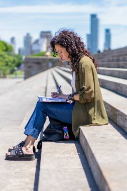 Üniversite basamaklarında not defterine öğrenci çizimi