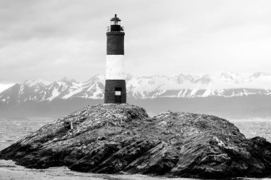 Les Eclaireurs deniz feneri Ushuaia, Tierra del Fuego, Arjantin 'deki Beagle Channel' da bulunmaktadır. Siyah beyaz fotoğraf.
