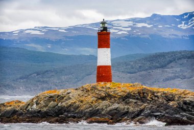 Les Eclaireurs deniz fenerinin büyüleyici manzarası Ushuaia 'nın doğal güzelliği arasında.