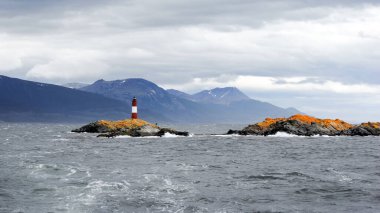 Les Eclaireurs deniz feneri Ushuaia 'nın manzarasında ufukta beliriyor.