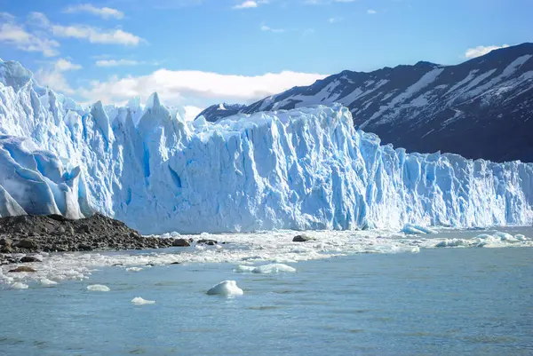 Patagonya 'daki Perito Moreno buzulunun görüntüsü